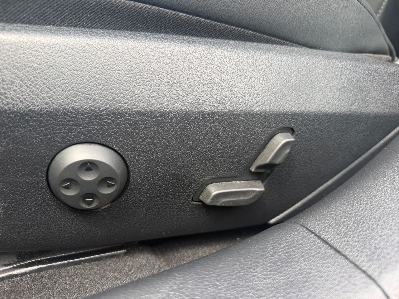Fahrzeugabbildung Mercedes-Benz E 300 e T Hybrid AMG+AHK+4D BURM+DISTR+TOTW+KEYL