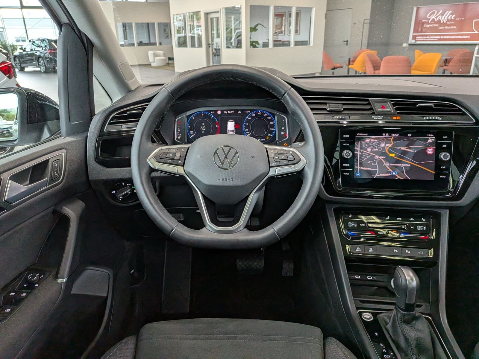 Fahrzeugabbildung Volkswagen Touran 2.0 DSG R-Line High Pano 7-Si IQ AHK VOLL