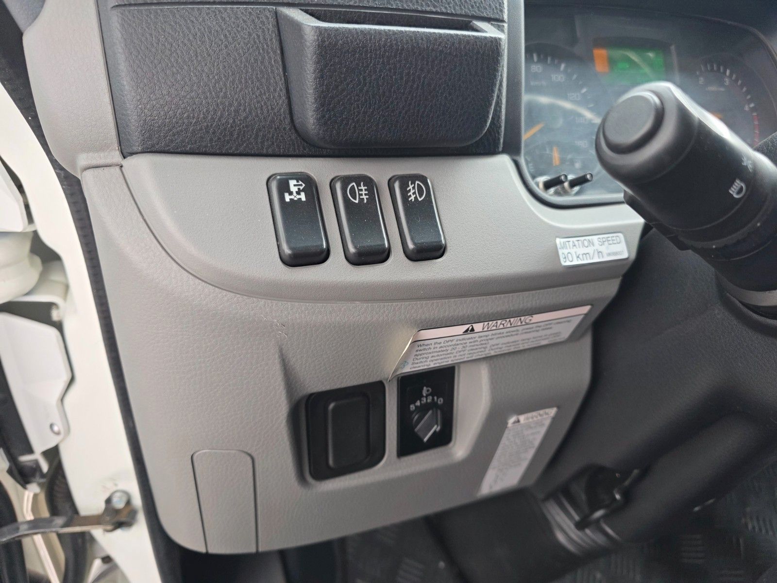 Fahrzeugabbildung Mitsubishi Fuso Canter 7C18D DoKa 7 Sitze AHK