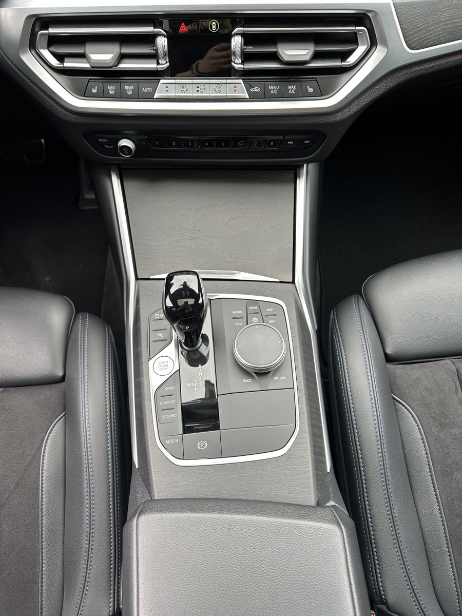 Fahrzeugabbildung BMW 320d Touring M-Sport NAV+LED+PANO+19ZO+LIVECOCKP
