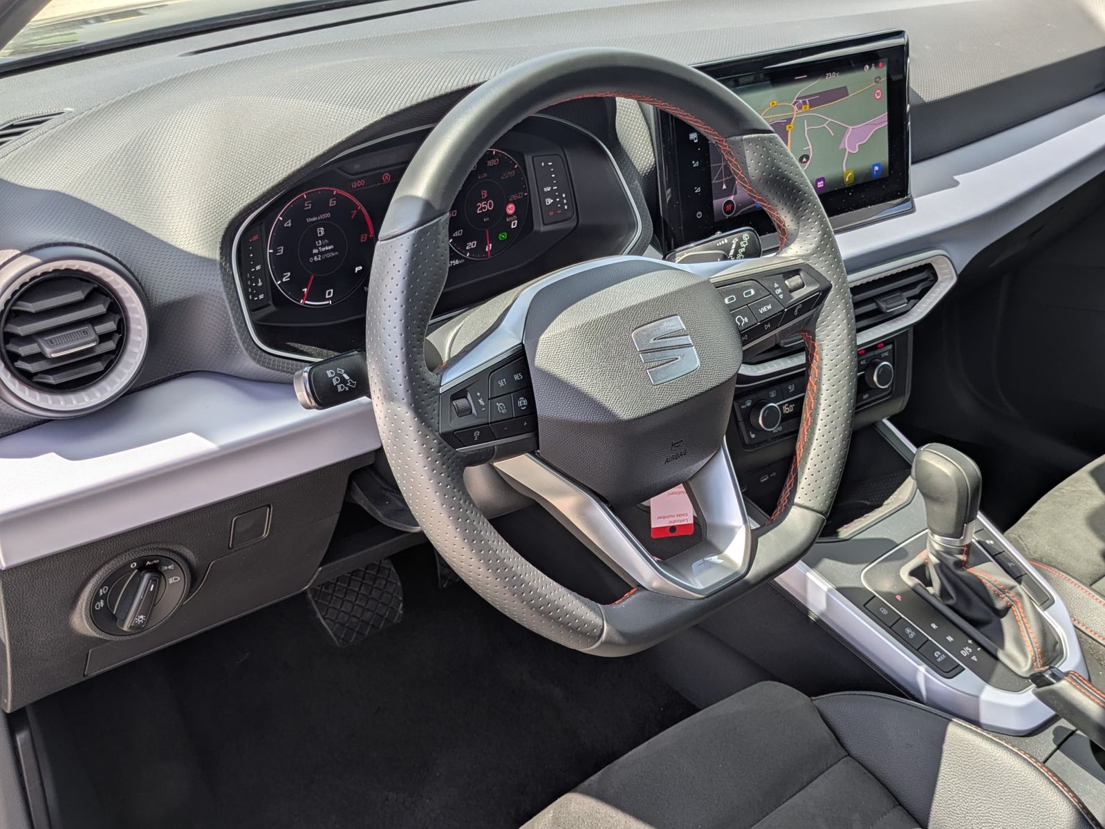 Fahrzeugabbildung SEAT Arona 1.5 TSI FR DSG AHK*ACC*LED*APP*DAB*KAMERA