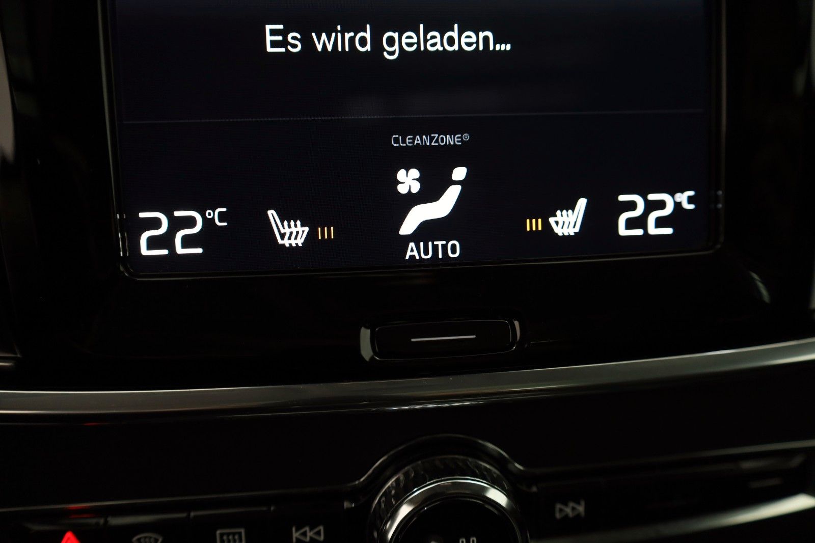Fahrzeugabbildung Volvo V90 Momentum Pro,Leder,Navi,LED,SH,Kamera,SD,ACC