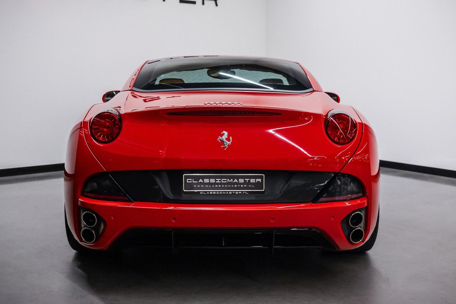 Ferrari California 30 4.3 V8 490 ch • Boîte F1 double embrayage • 29 600 km • Rouge / cuir beige