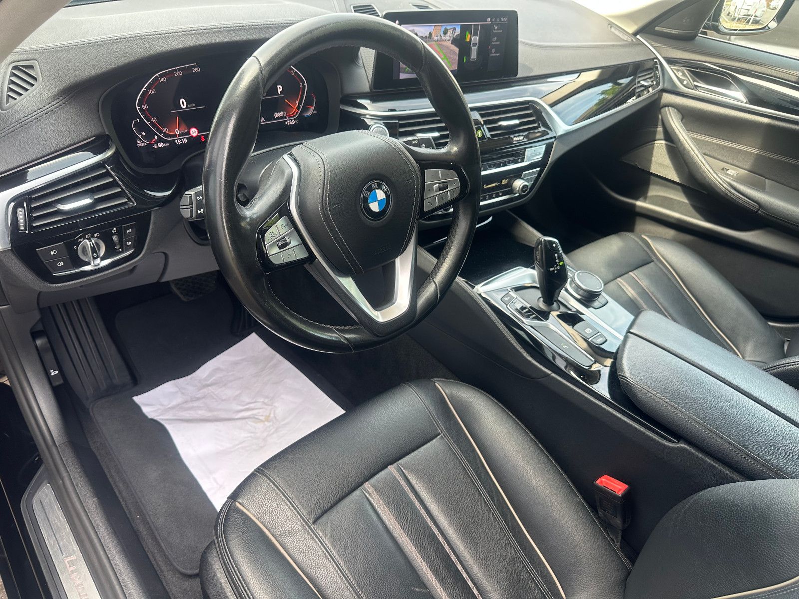 Fahrzeugabbildung BMW 530 d TOURING LUXURY LINE*AHK+PANO+MOD.2020*