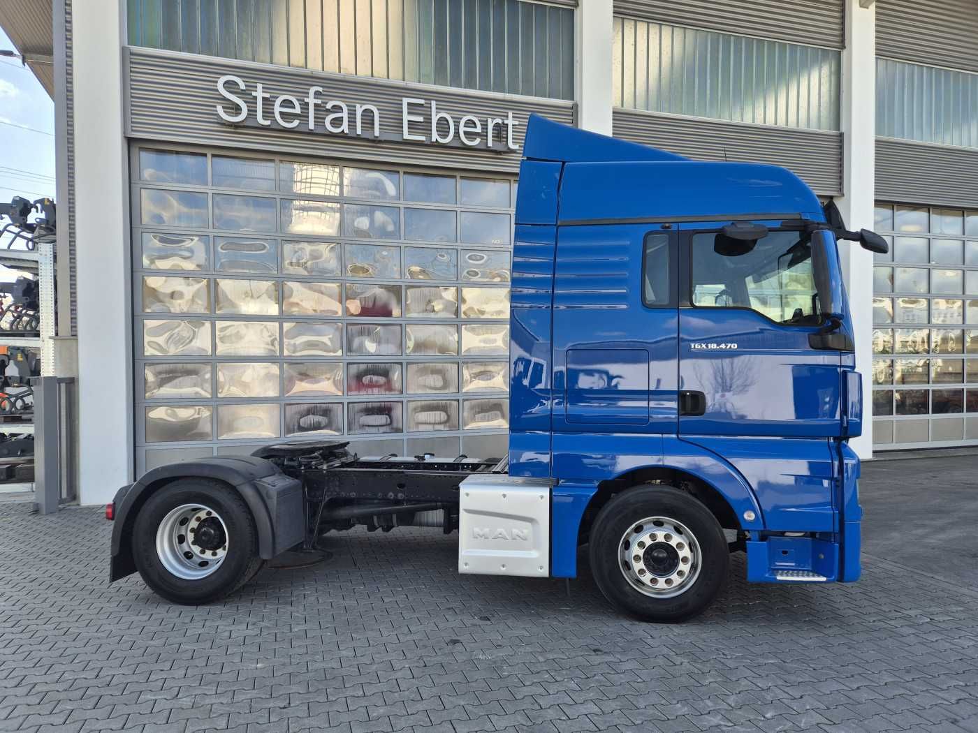 Fahrzeugabbildung MAN TGX 18.470 4x2 LLS Fahrschule 5 Sitze Intarder