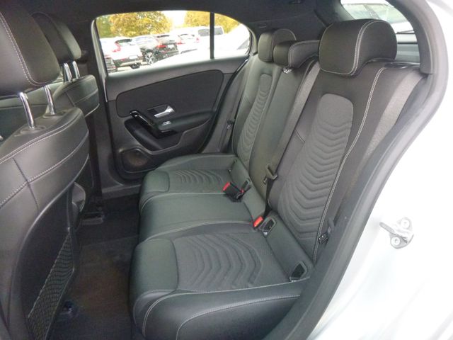 Fahrzeugabbildung Mercedes-Benz A 180 >AUT/NAV/PDC/Sitzheizung<