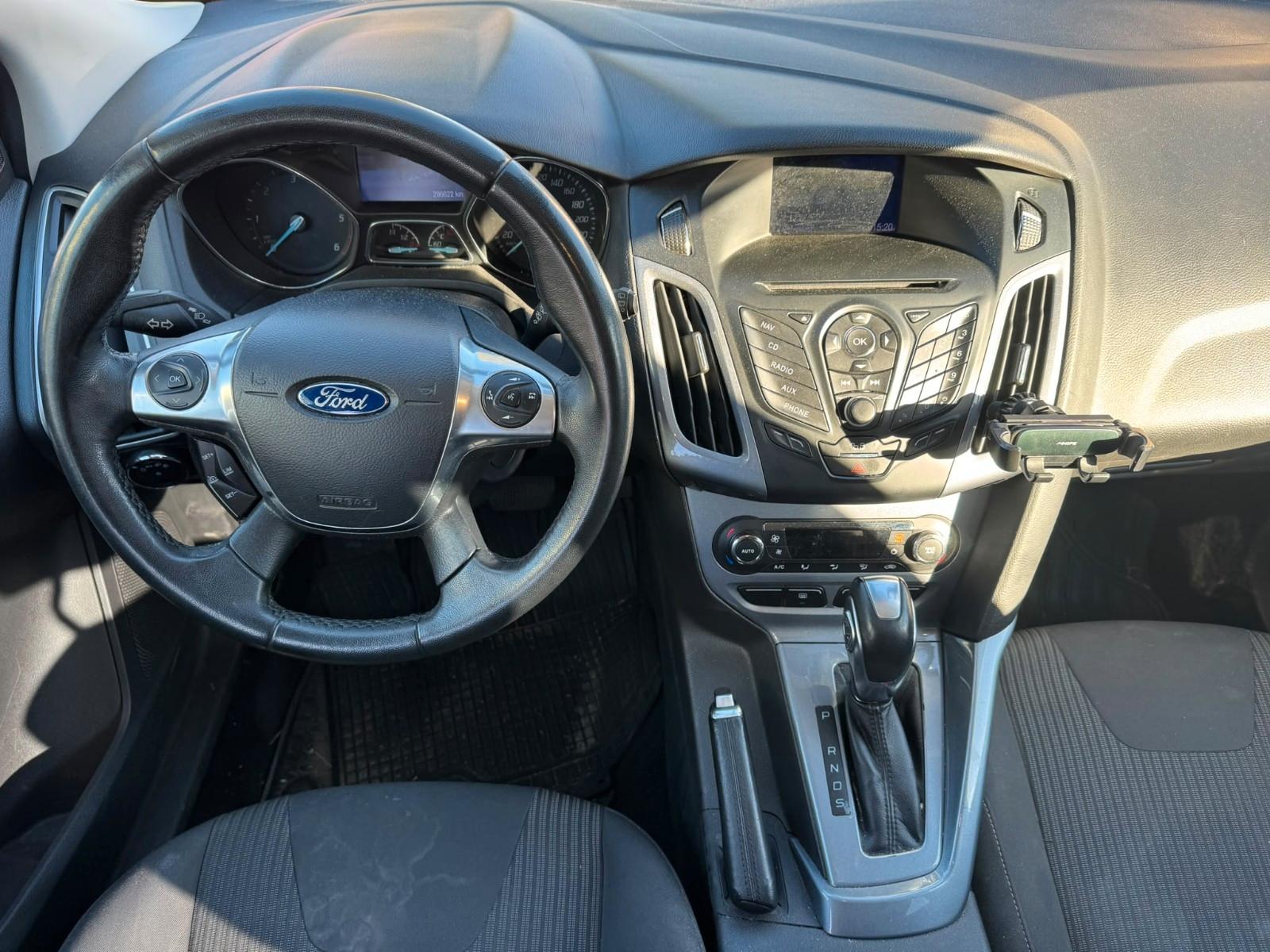 Ford Focus 2012 — photo 10
