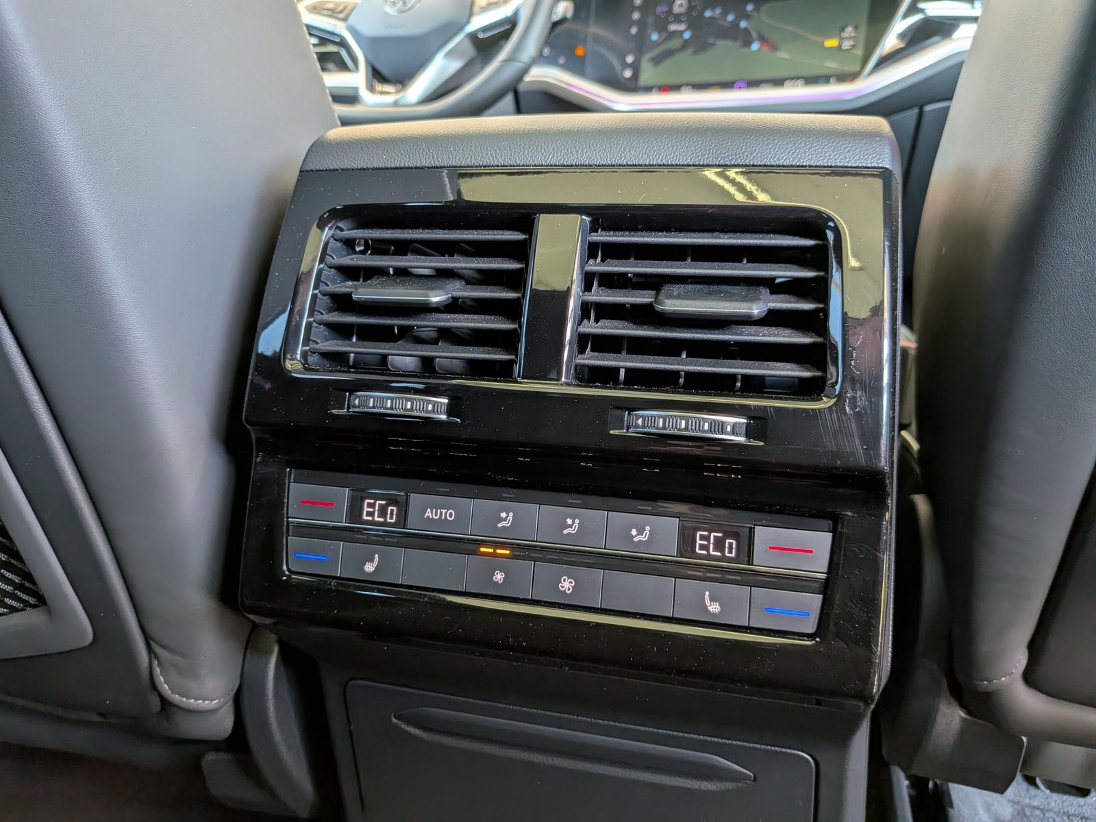 Fahrzeugabbildung Volkswagen Touareg 3.0TDI 4M R-Line VOLL Black 22" UPE 114T