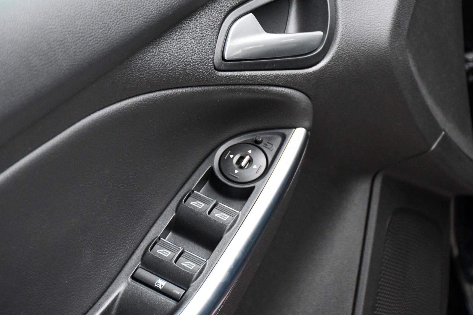 Ford Focus Lim. ST Schalter Recaro Kamera Navi 1.Hand