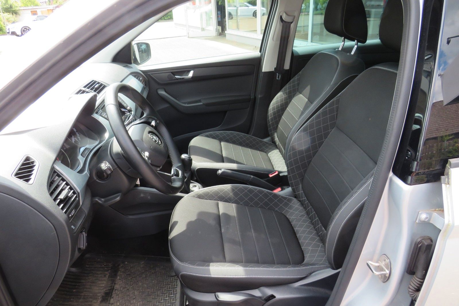 Fahrzeugabbildung SKODA Fabia Combi Ambition NAVI PDC GJ SITZH APP 1.HD