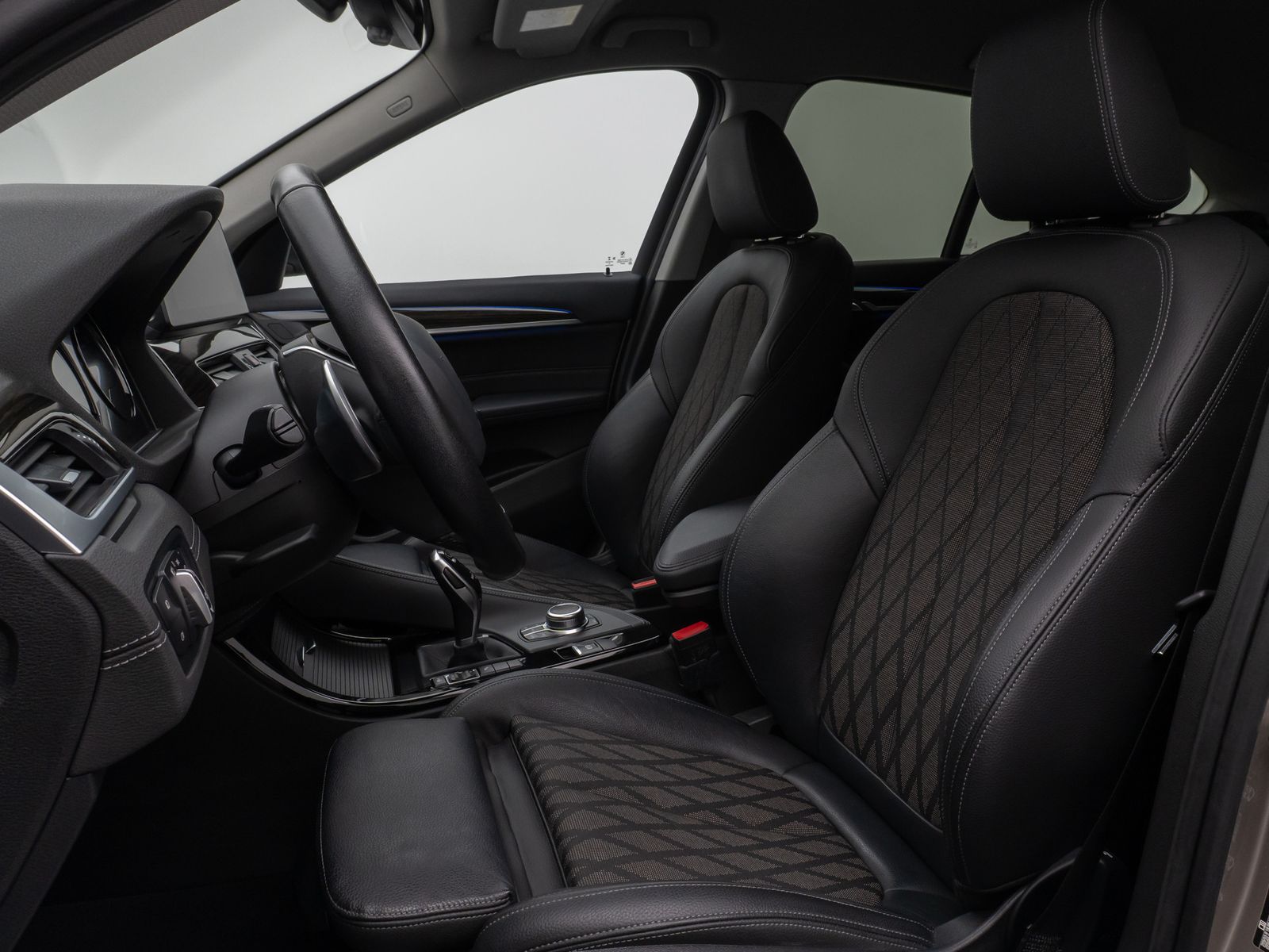 Fahrzeugabbildung BMW X1 sD20i xLine Kamera HUD DAB HiFi AHK Sport 18"