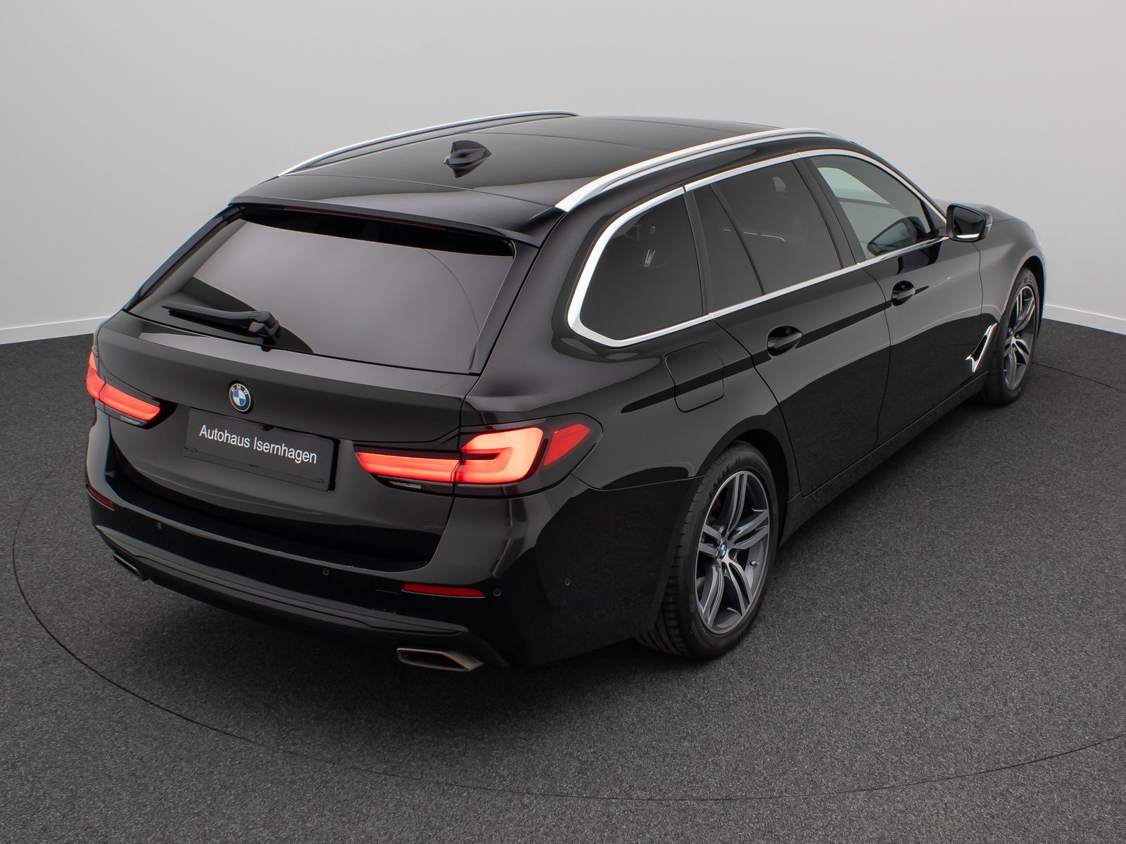 Fahrzeugabbildung BMW 530d xD Alarm HUD DAB Kamera DisplayKey Panorama