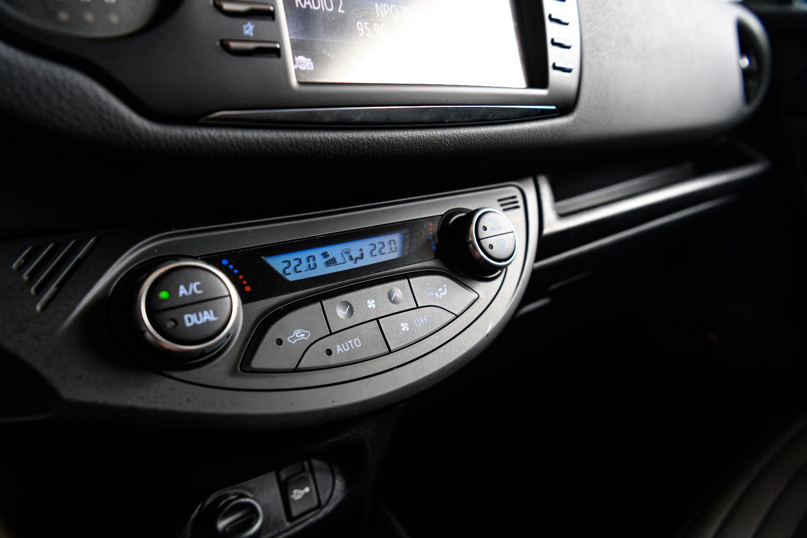 Fahrzeugabbildung Toyota Yaris Hybrid Team D+NAVI+SHZ+RFK+GJR+ALU+BICOLOR