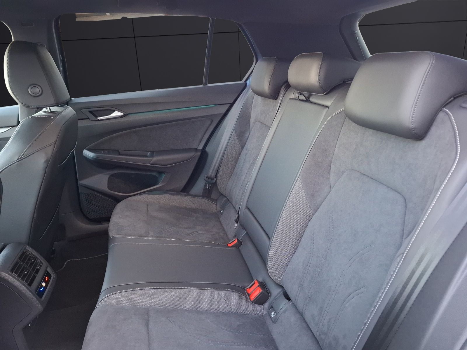 Fahrzeugabbildung Volkswagen Golf VIII eTSI Edition-50 DSG LEDplus AHK Navi P