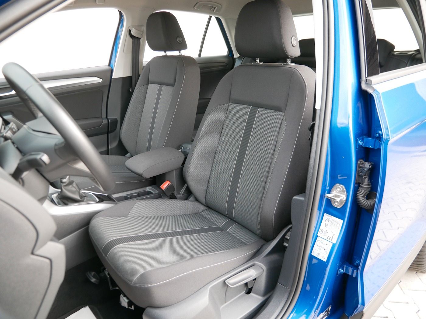 Fahrzeugabbildung Volkswagen T-Roc 1.0 Life NEU36T Standheiz SHZ LED NAVI ALU