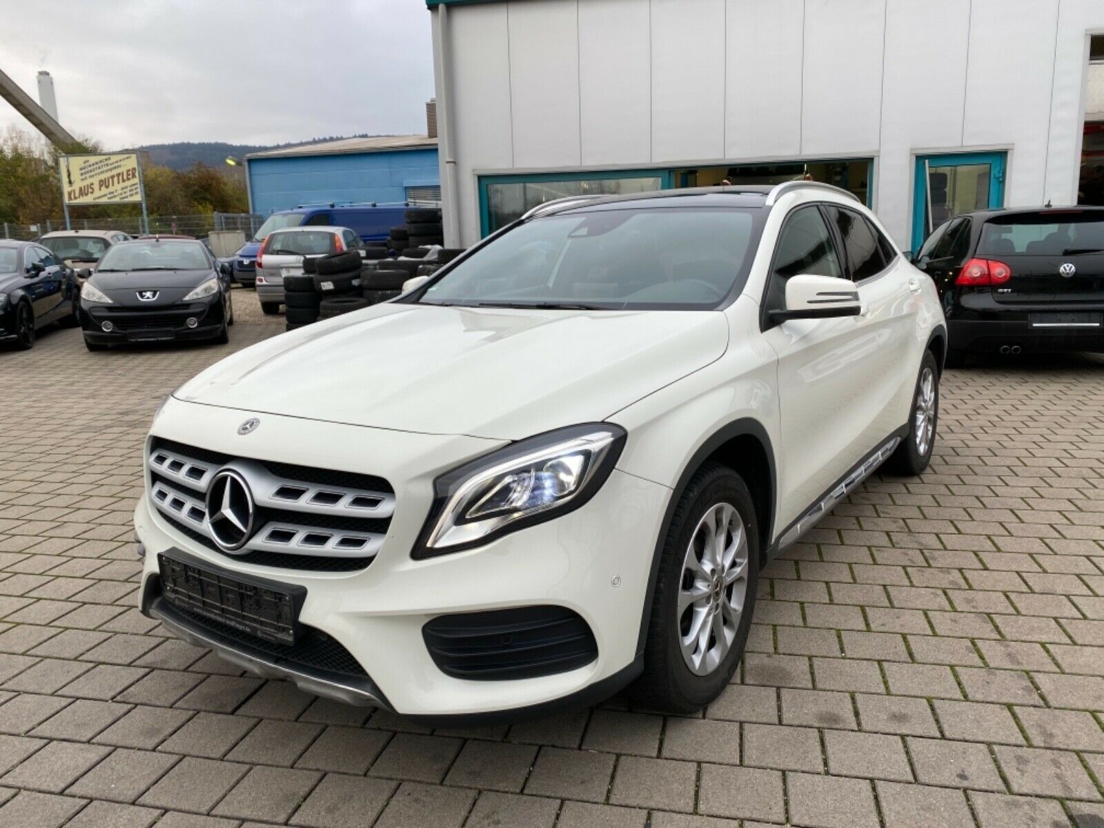 MERCEDES-BENZ GLA 180- Navi-LED-AMG-PDC-SHZ-Pano-elektr Heck