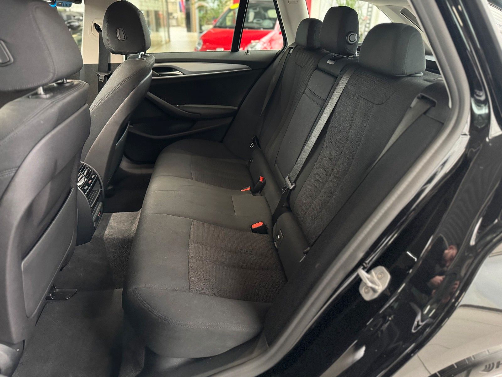 Fahrzeugabbildung BMW 520 d Touring "Business-P. Navi Connected Plus"