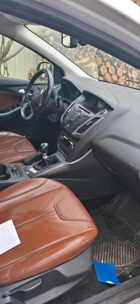 Ford Focus 2013 — interior