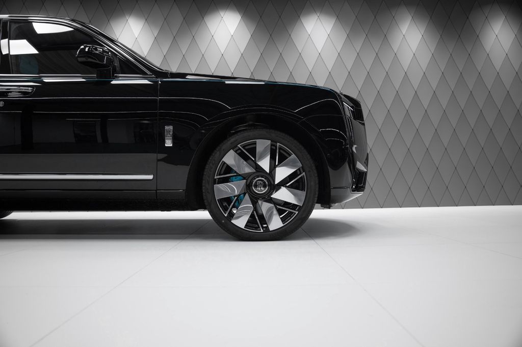 Cullinan Series II 2026 BLACK/TIFFANY VIP SEATS - Bild 7