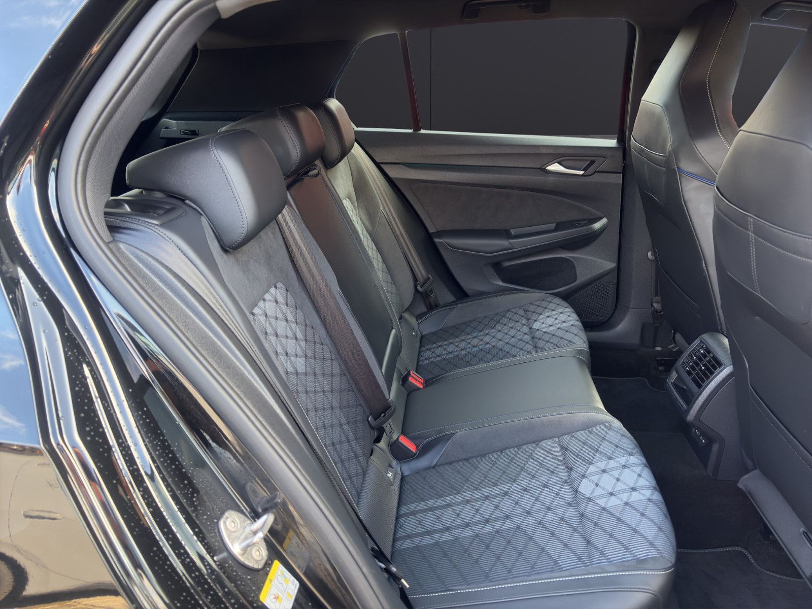 Fahrzeugabbildung Volkswagen Golf VIII R-Line/ACC/Navi/Ambiente/Apple CarPlay