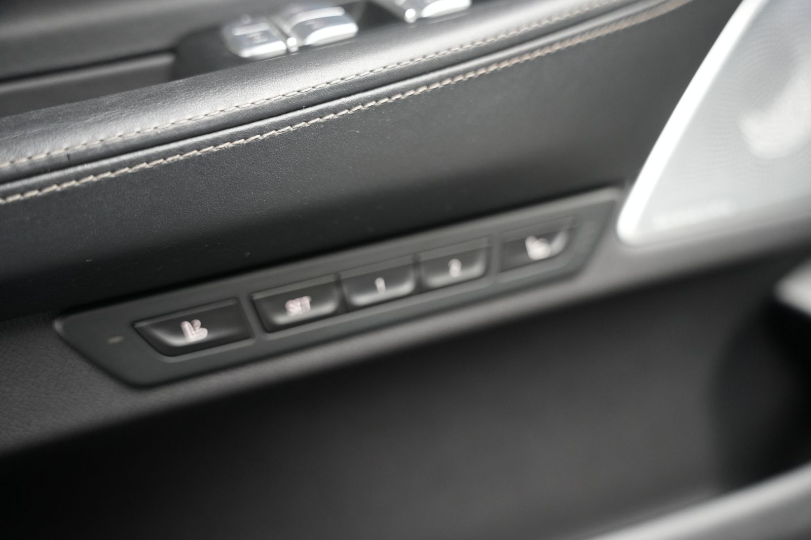 Fahrzeugabbildung BMW 750 750 xDrive*M-Paket*S-Dach*Bowers&Wilkins*HUD