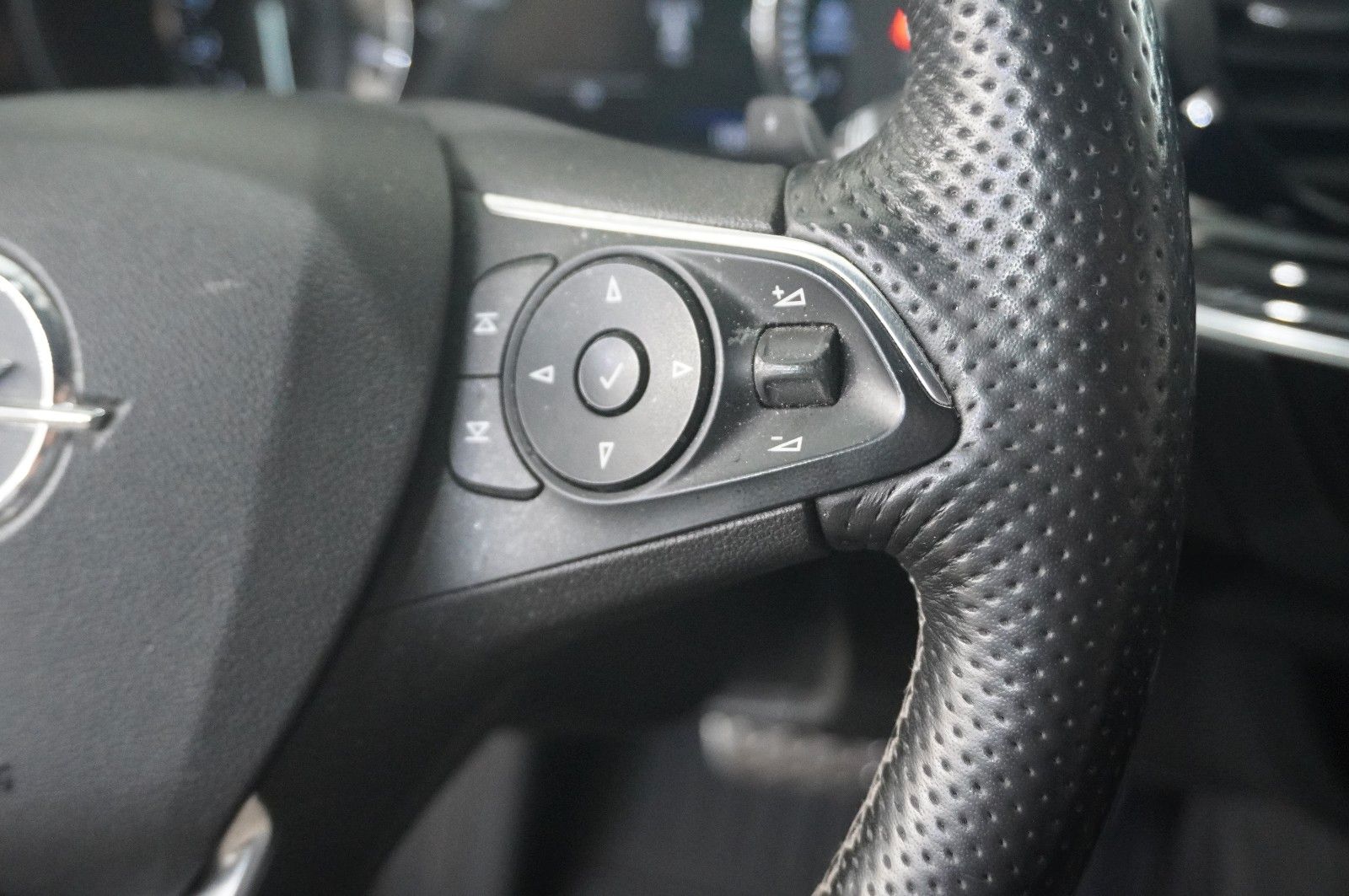 Fahrzeugabbildung Opel Insignia B ST 2.0D INNOV. NAVI/LED/KAMERA/SH/AHK