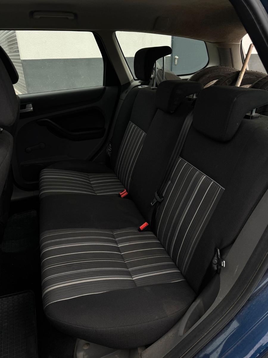 Ford Focus 2010 — photo 12