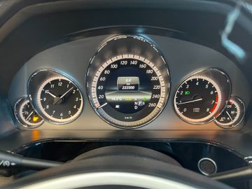 Mercedes-Benz E 300 CGI BlueEfficiency *AHK*TEMPOMAT*NAVI*KAM*