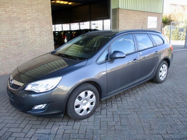 Opel Astra J Sports Tourer Edition sauber