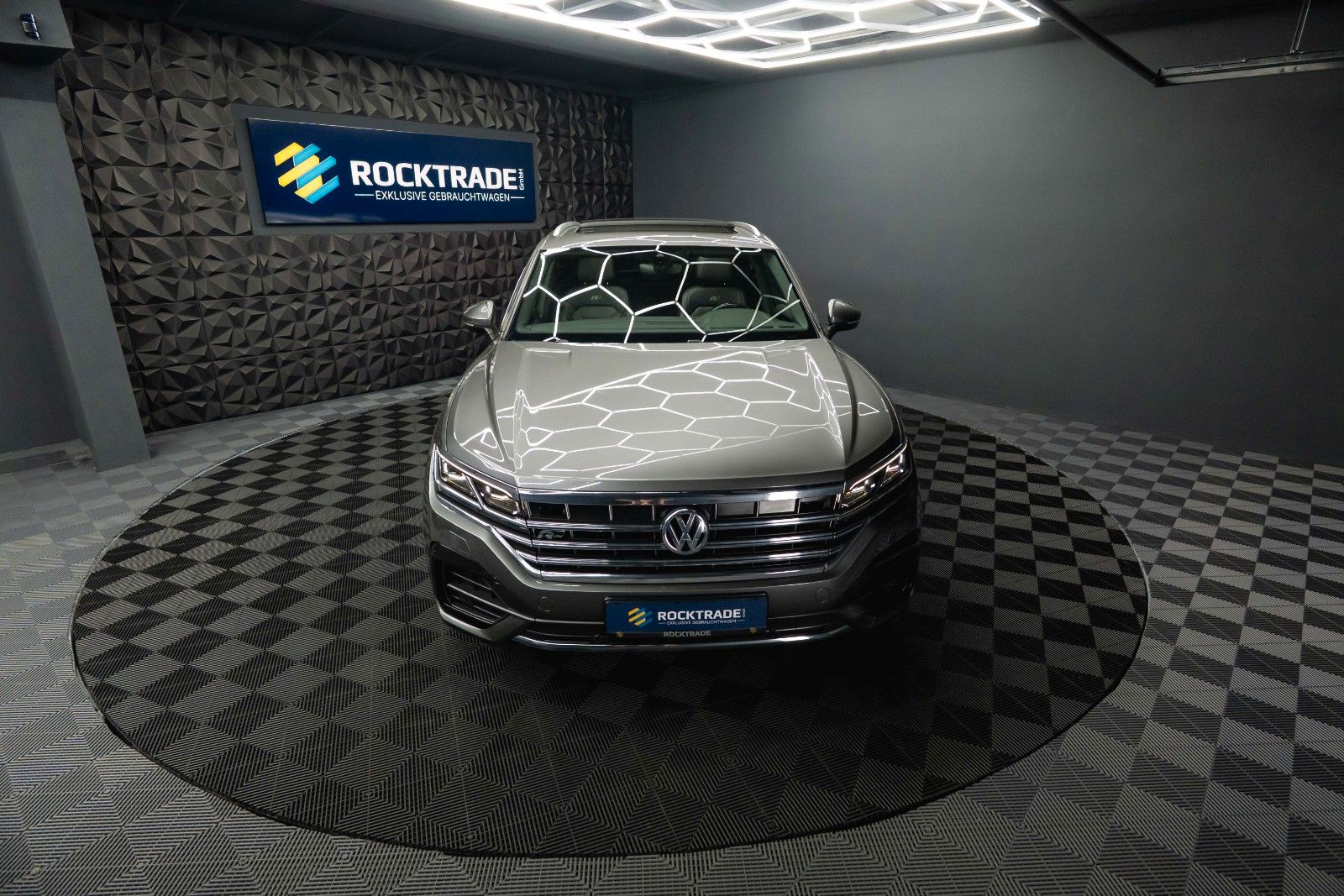Fahrzeugabbildung Volkswagen Touareg V6 R-Line+ 4Motion *Pano*Matrix*DAB*19%*