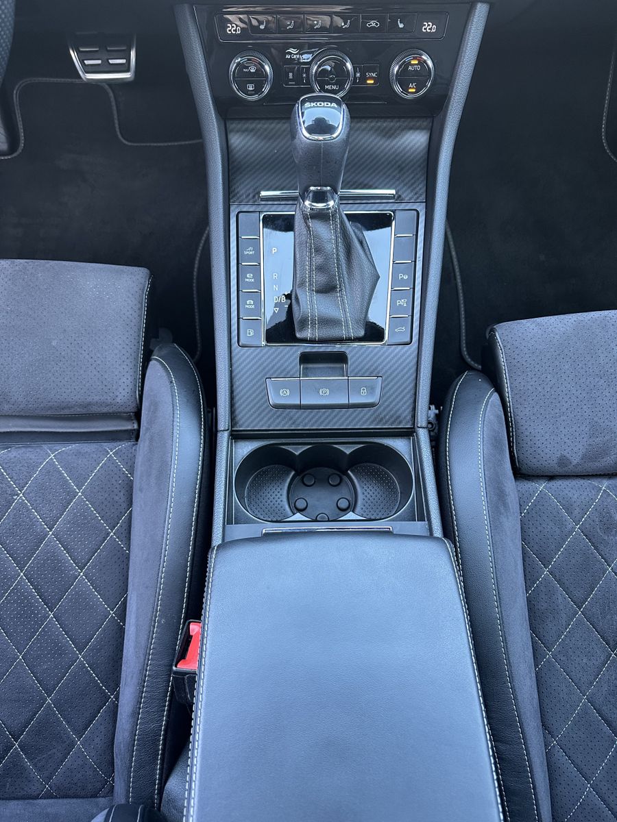 Fahrzeugabbildung SKODA Superb Combi Sportline iV NAV+LED+PANO+19ZO+360°