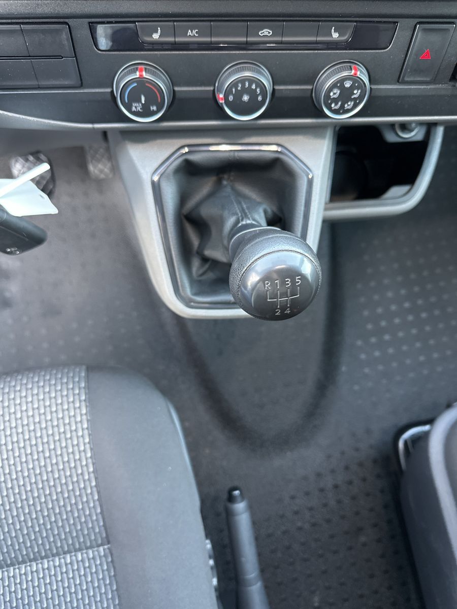 Fahrzeugabbildung Volkswagen T6 Transporter 2.0 TDI Kasten NAV+AHK+SHZ+PP+TEM