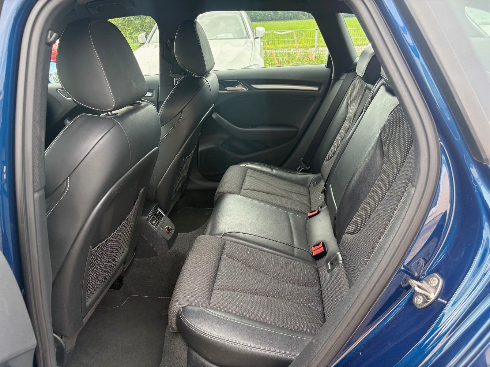 Fahrzeugabbildung Audi A3 1.6 TDI SPBK S LINE Navi Leder LED SPORTFWK