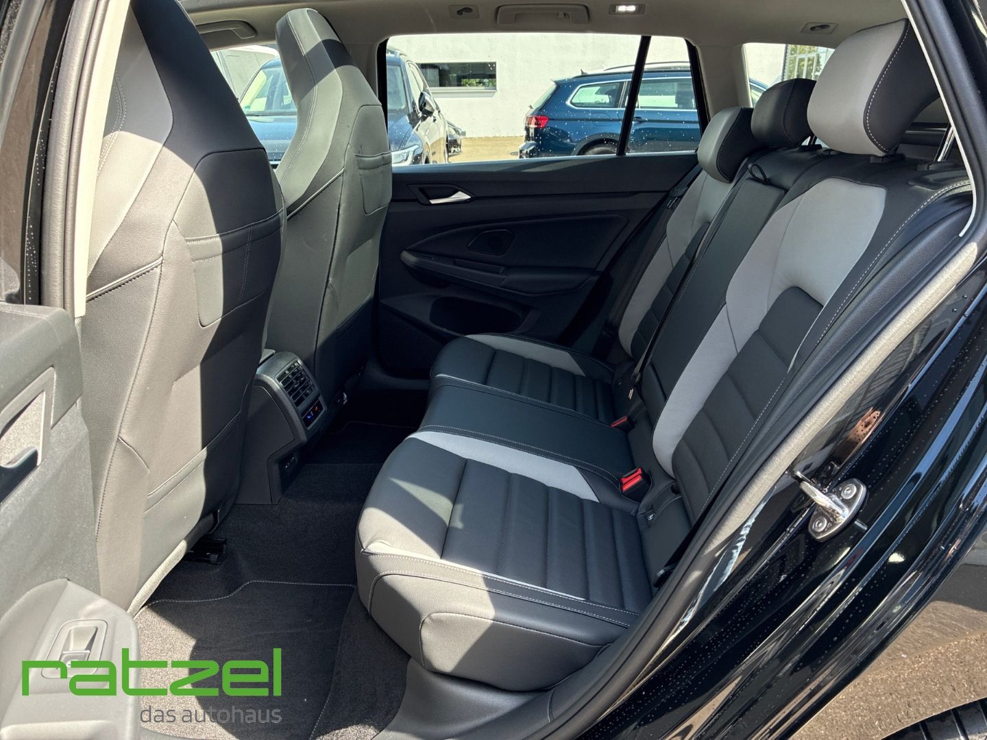 Fahrzeugabbildung Volkswagen Golf Variant STYLE 1.5 TSI PANO+LEDER+AHK+NAVI