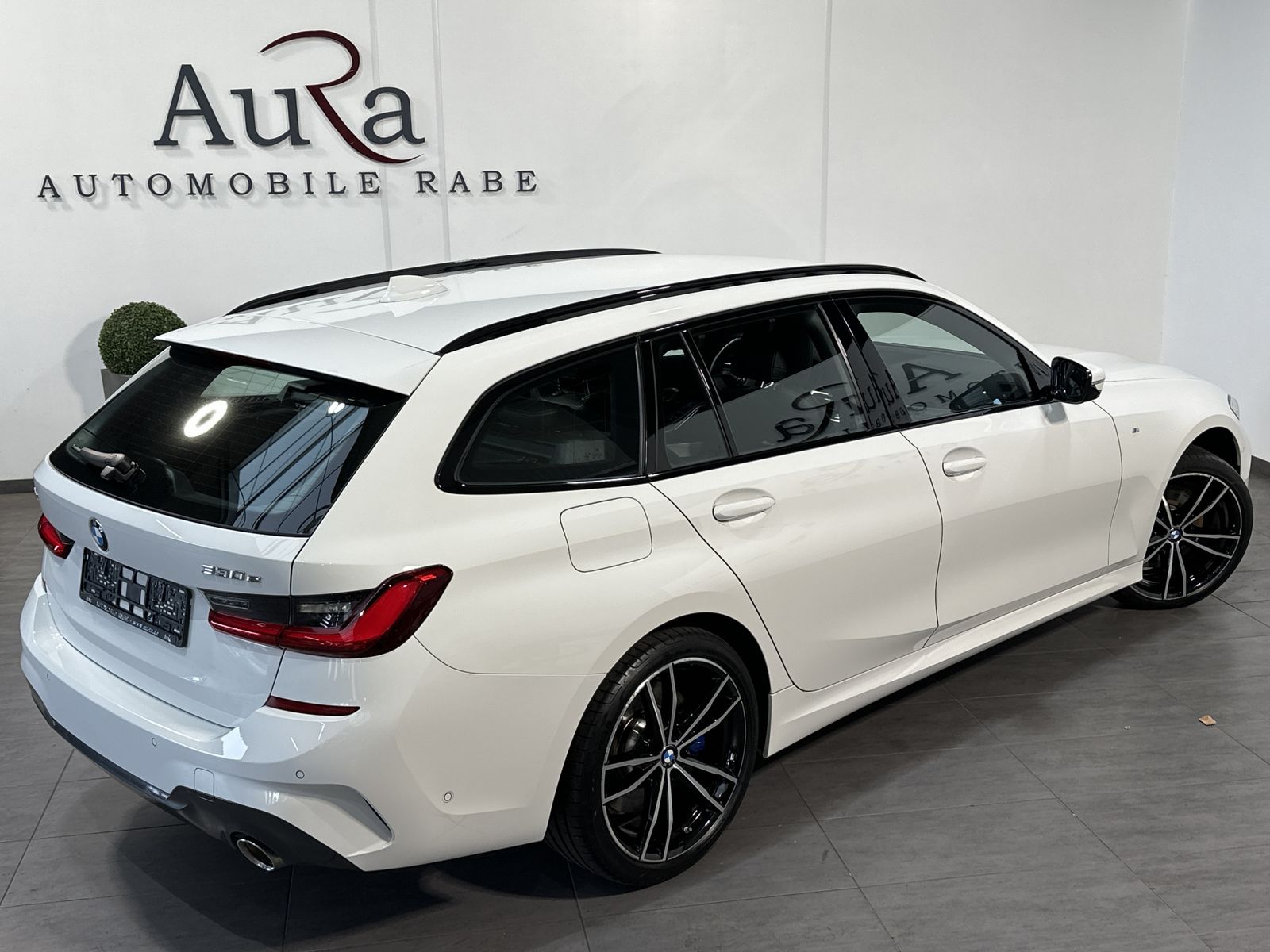 Fahrzeugabbildung BMW 330e Touring xDrive M-Sport NAV+LASER+360°+19ZO