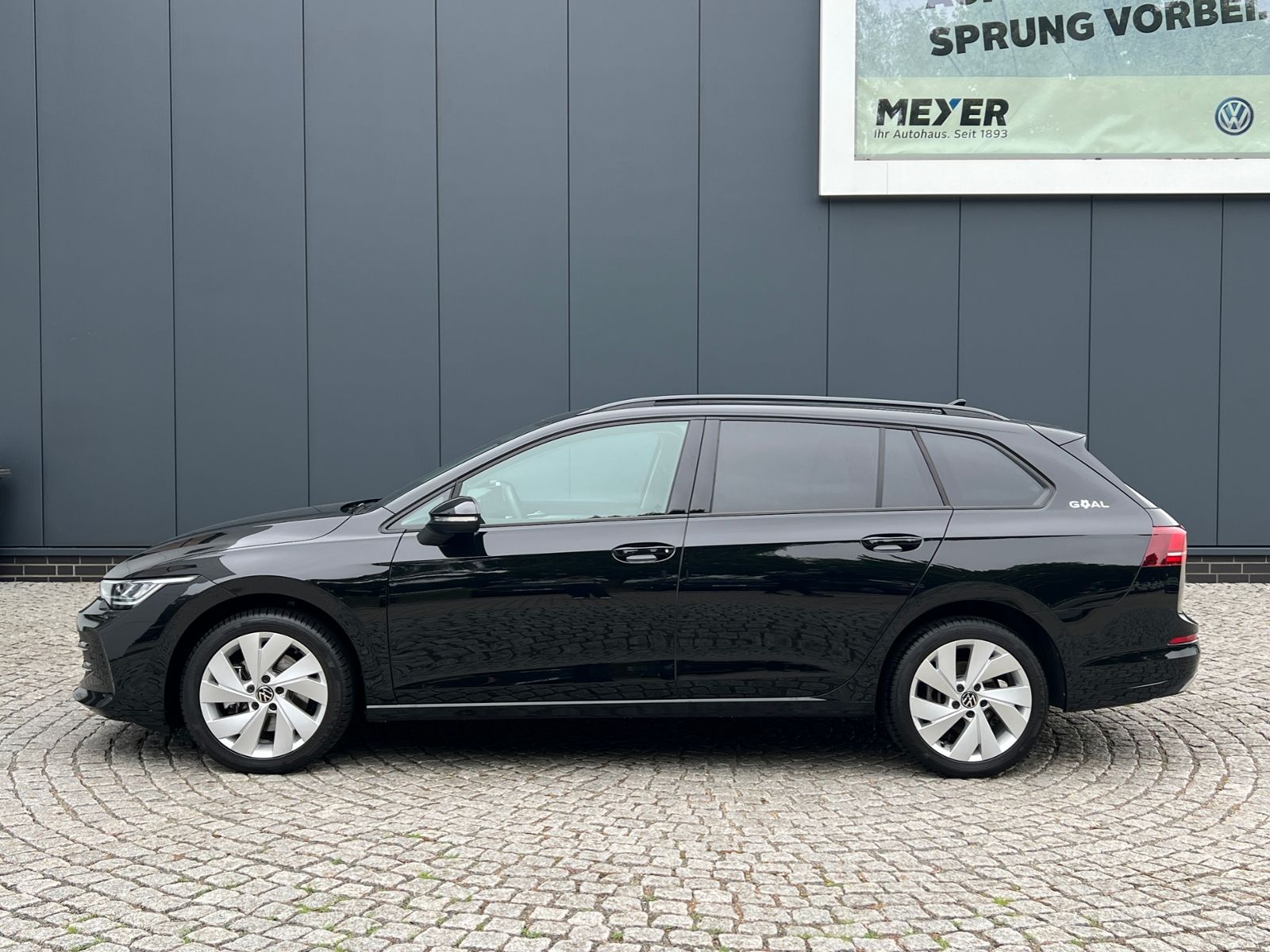 Fahrzeugabbildung Volkswagen Golf VIII Variant GOAL 2.0 TDI DSG *AHK, LED, "P