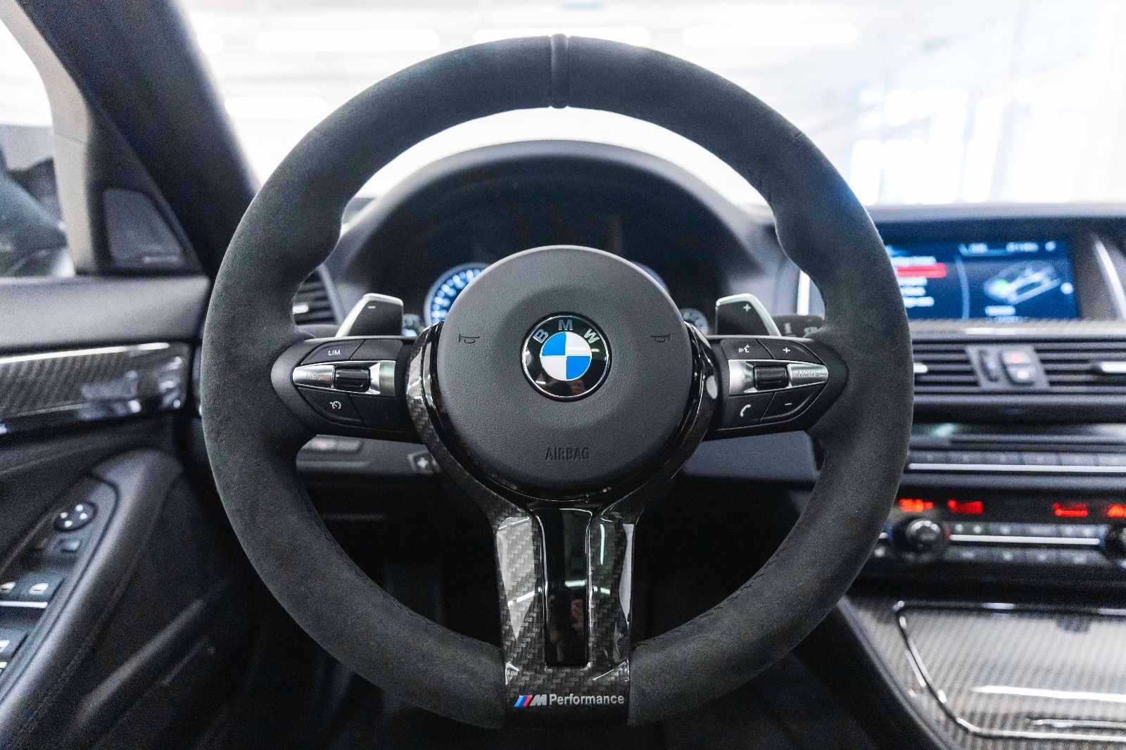 Fahrzeugabbildung BMW 550I Xdrive M-Performance HUD LED KAM NAV H&K