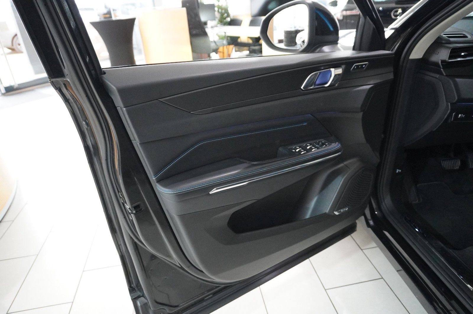 Fahrzeugabbildung Lynk&Co 01 1.5T HEV HYBRID NAVI/LED/SPORT/VIRT./PANO/DAB