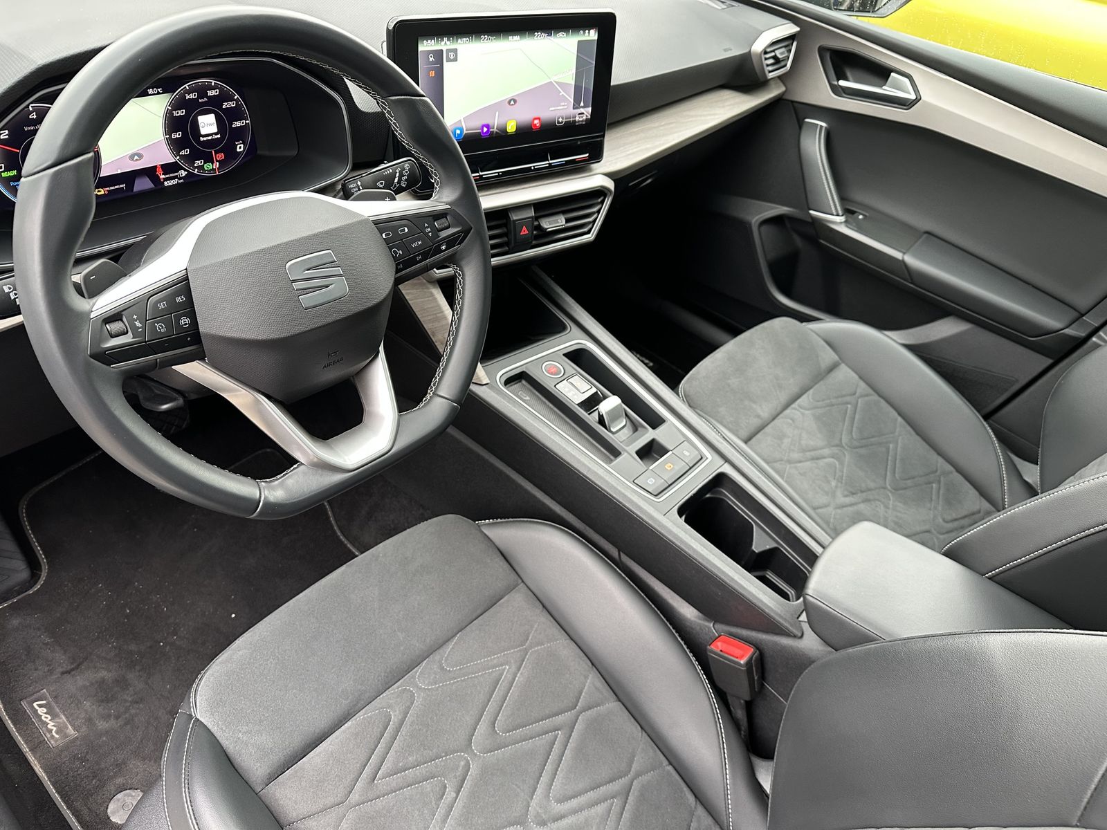 Fahrzeugabbildung SEAT Leon Xcellence e-Hybrid NAV+LED+PANORAMA+CARPLAY