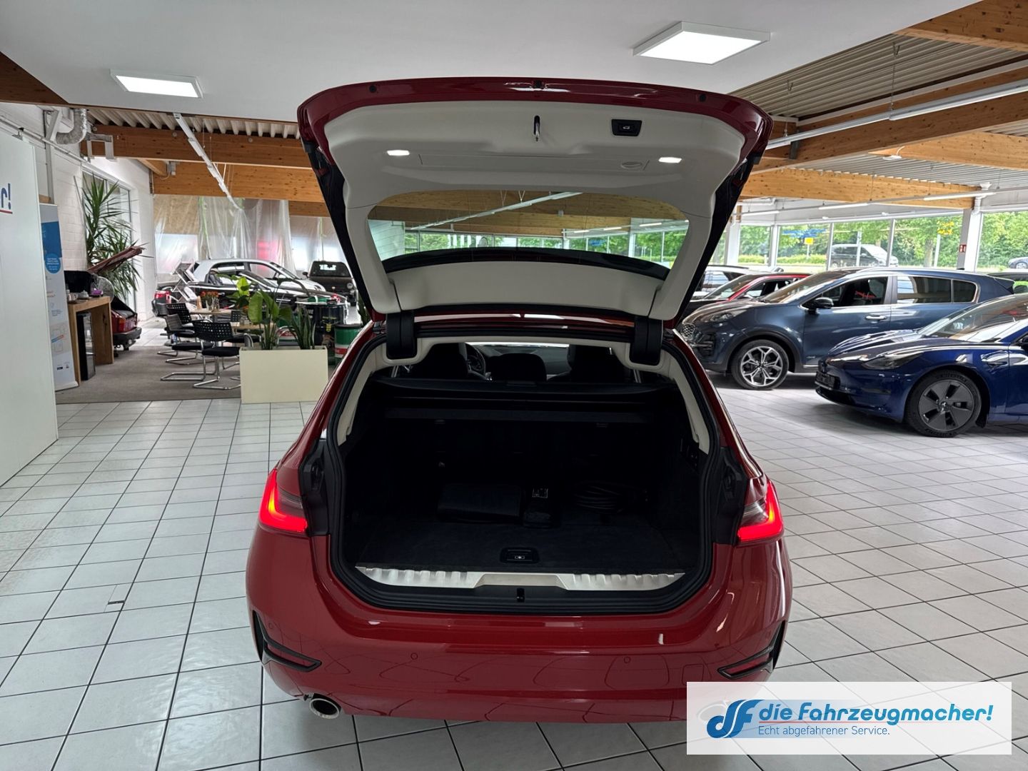 Fahrzeugabbildung BMW 330 e xDrive Advantage Touring Park-Assistent AH