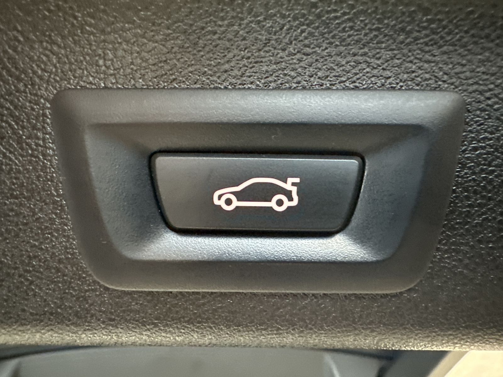 Fahrzeugabbildung BMW 520d Touring xDrive M-Sport NAV+LED+AHK+HEAD-UP