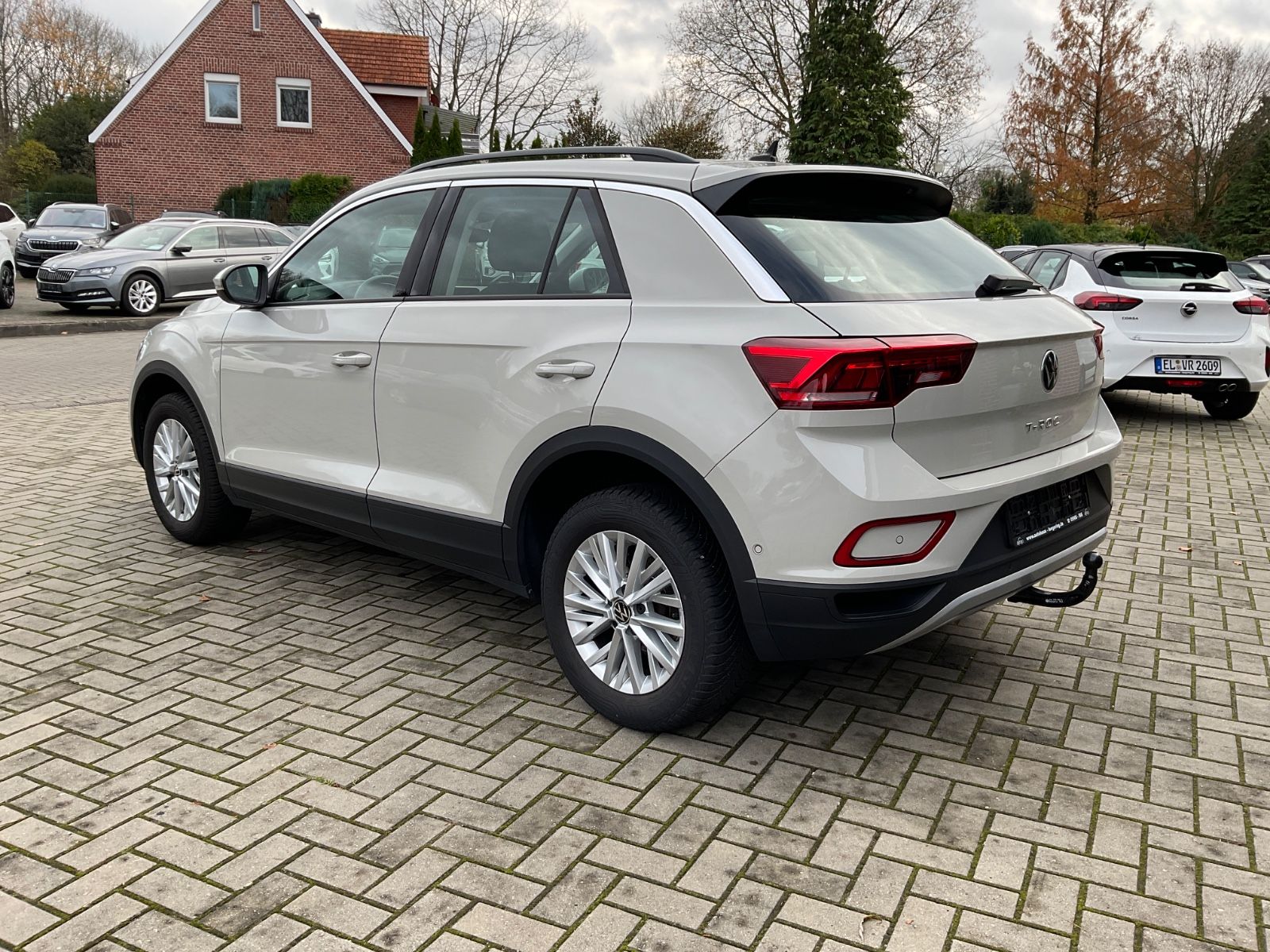 Fahrzeugabbildung Volkswagen T-Roc 1.5 TSI DSG Life,LED,AHK,Navi