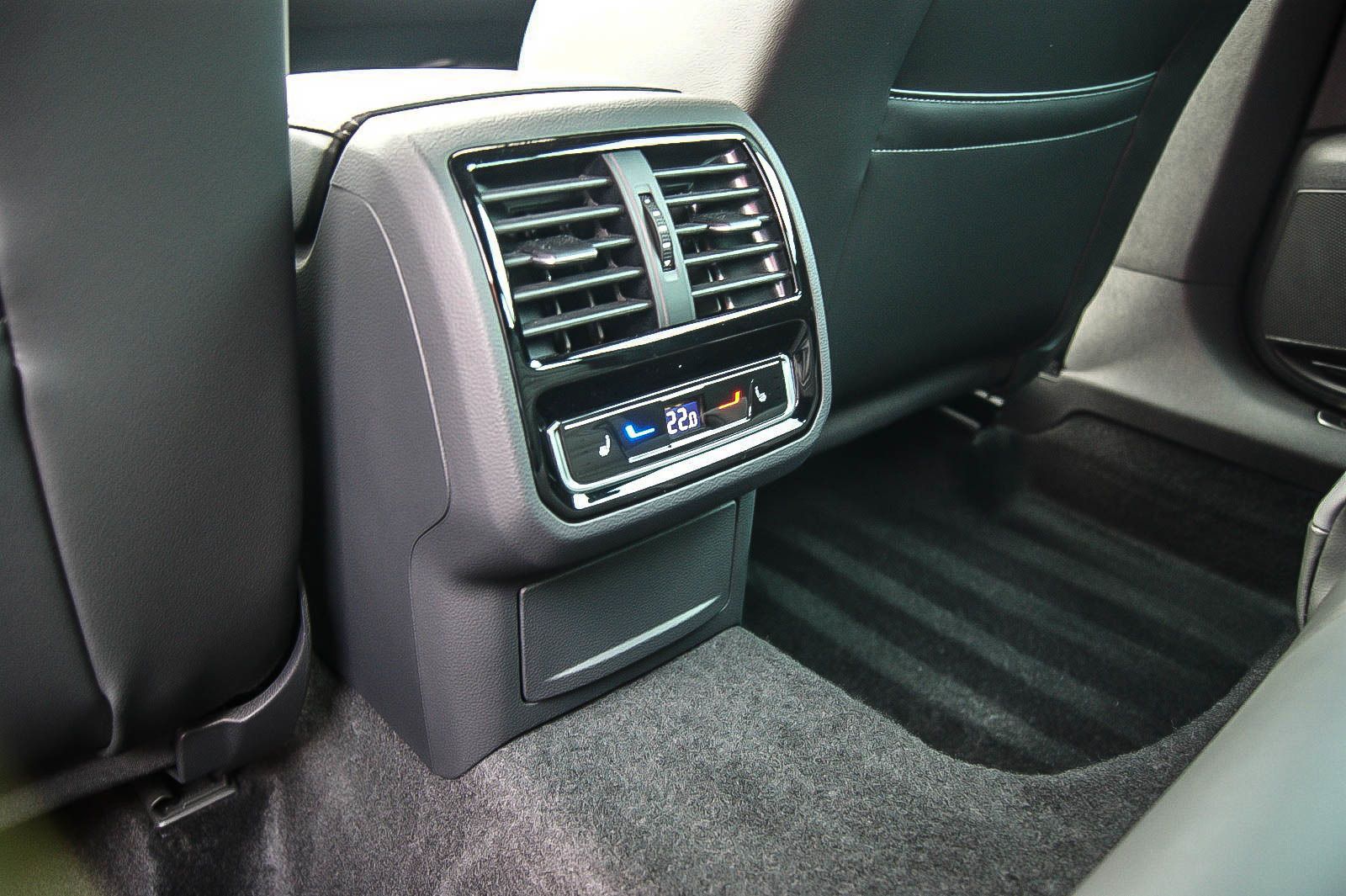 Fahrzeugabbildung Volkswagen Passat Variant 2.0TDI DSG R-LINE ANHZV STANDHZG