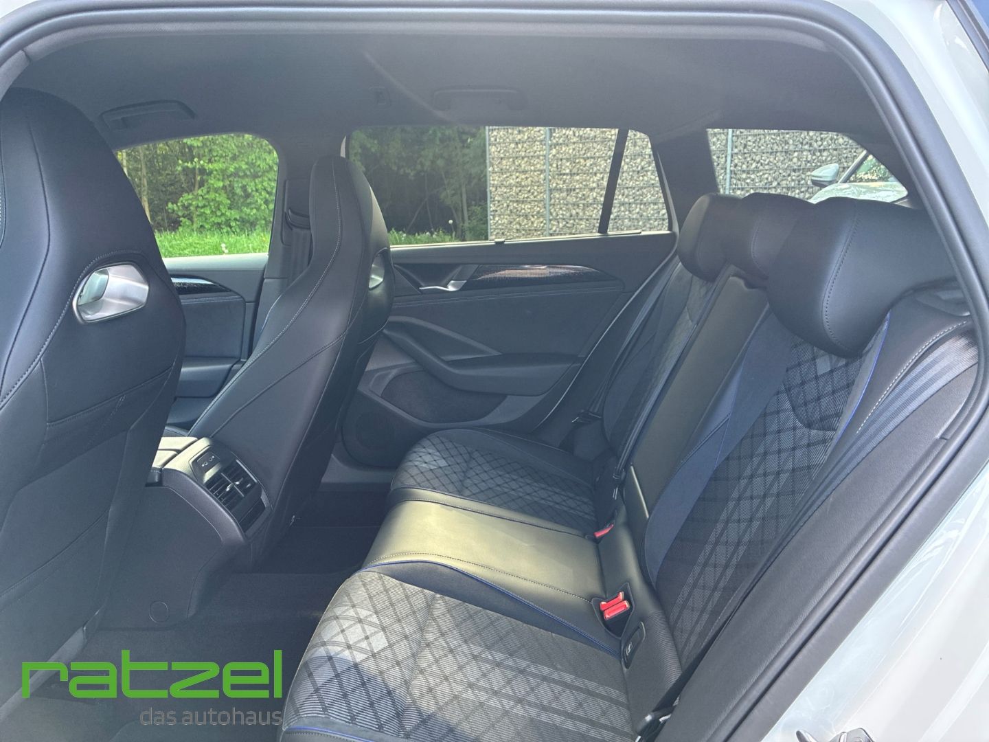 Fahrzeugabbildung Volkswagen Passat Variant R-line 2.0 TDI DSG R-Line Navi Ma