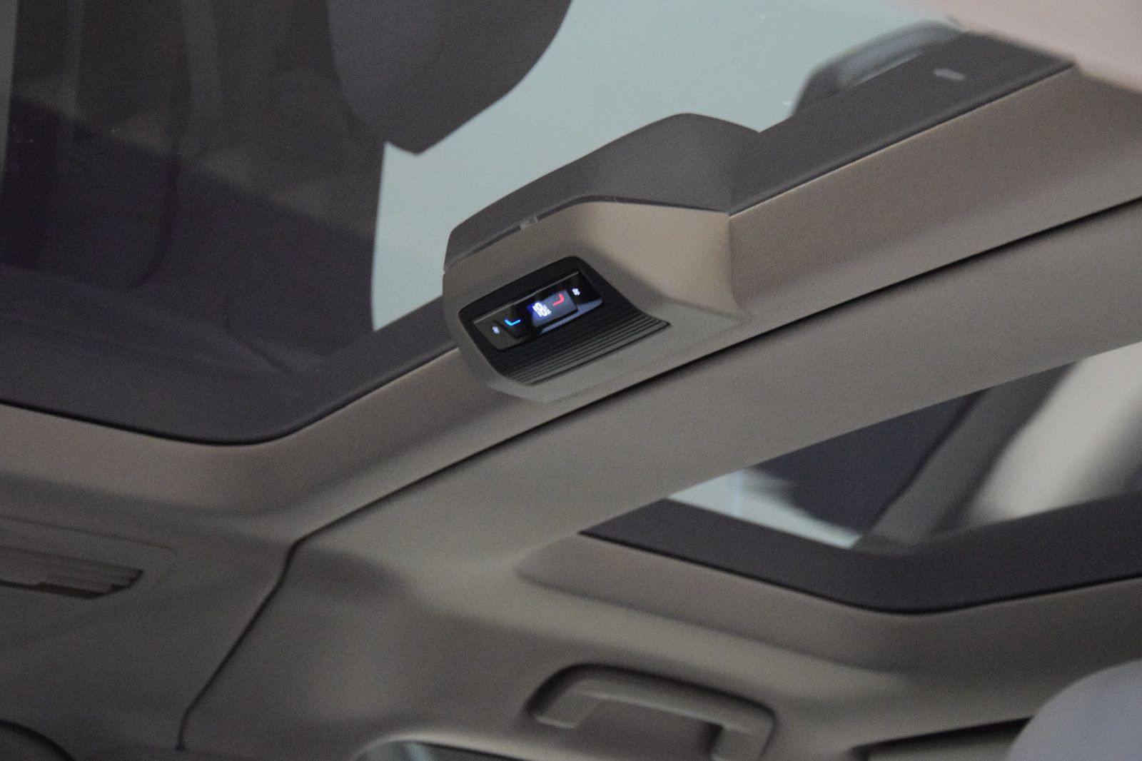 Fahrzeugabbildung Volkswagen T7 Multivan Style Pano ACC IQ AHK Stndhzg Alcant