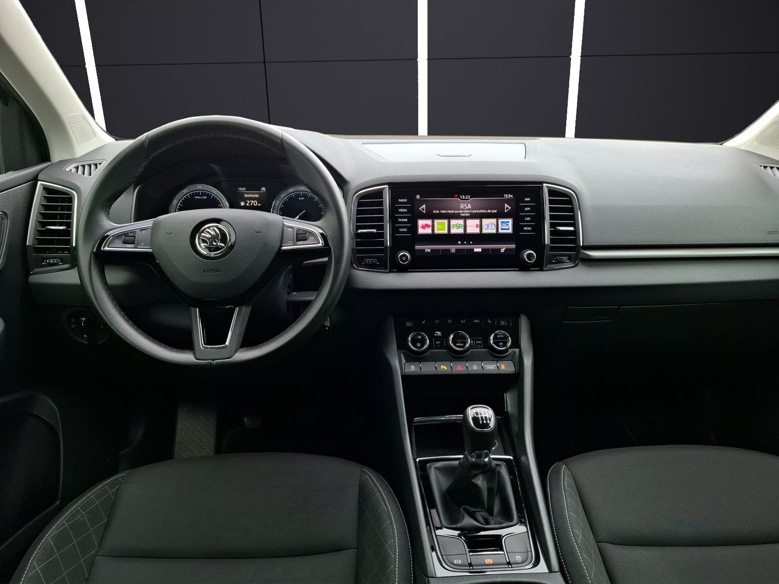 Fahrzeugabbildung SKODA Karoq TSI Ambition LED Navi GRA PDC SH LM
