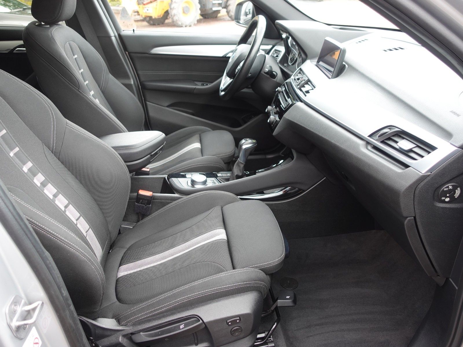 Fahrzeugabbildung BMW X1 xDrive20i A Sport Line