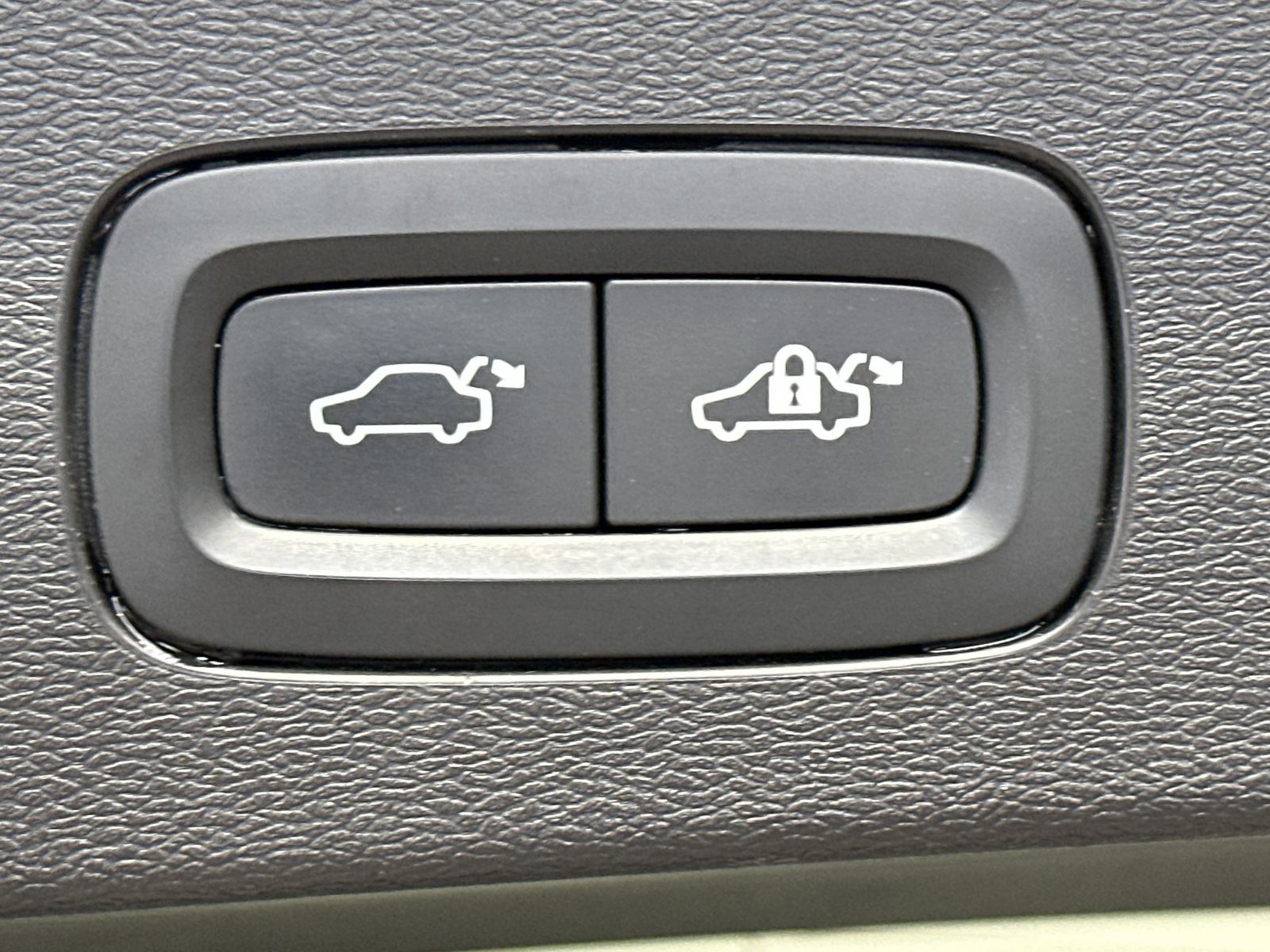 Fahrzeugabbildung Volvo V60 T6 Hybrid AWD INSCRIPTION NAV+LED+AHK+VC+HUD