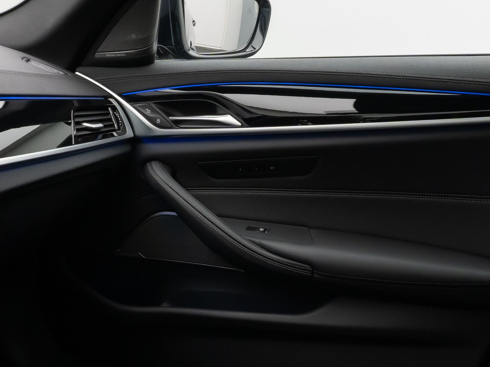 Fahrzeugabbildung BMW M550i xD Glasdach Laser 360°HUD DAB H/K SoftCl