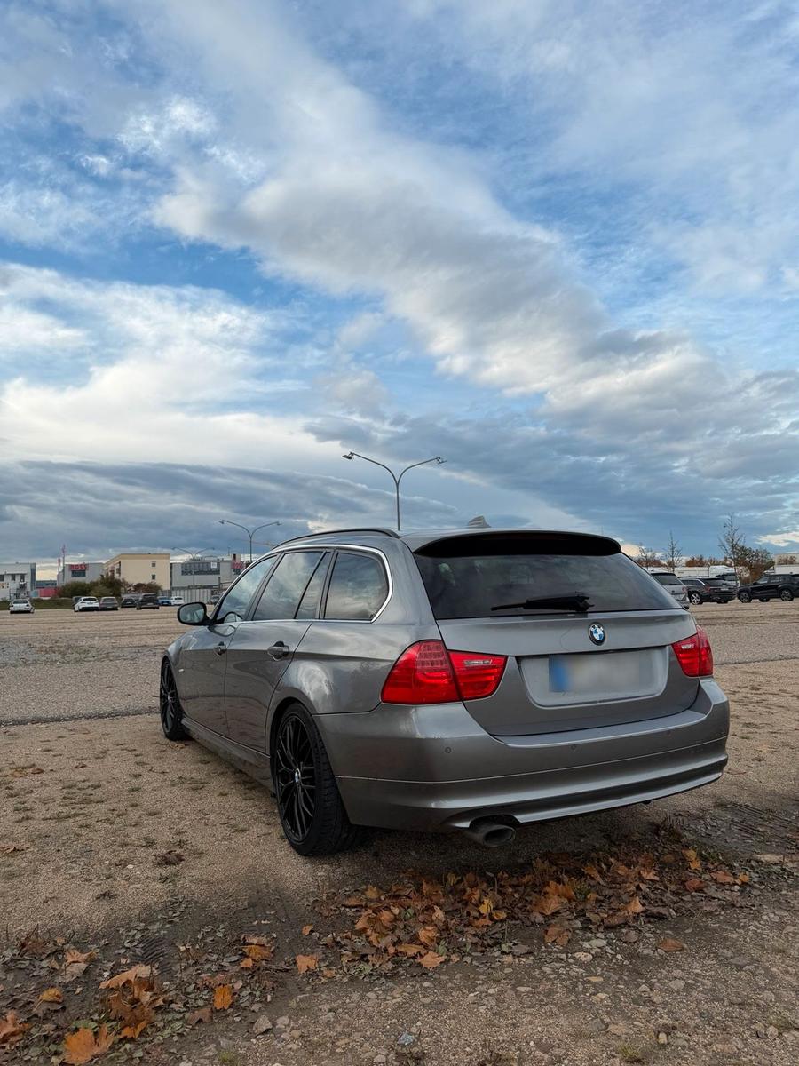 BMW 320 2010 — салон